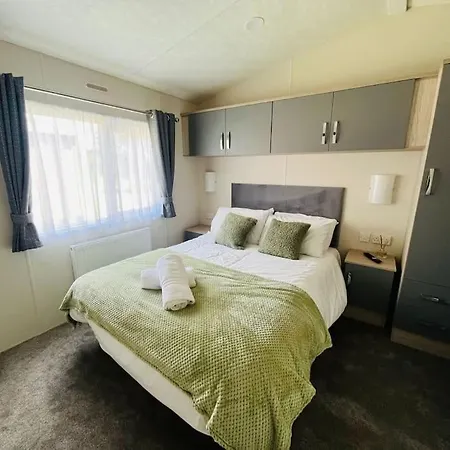 Pine With Hot Tub Йорк