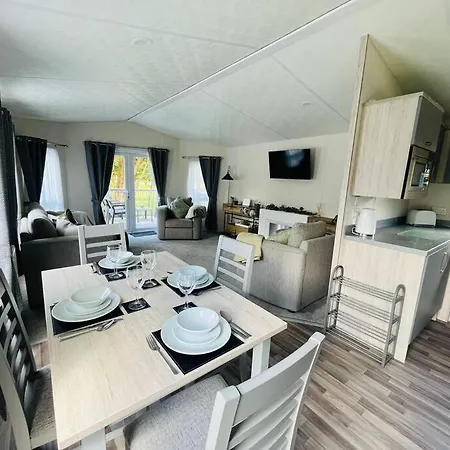 Pine With Hot Tub Йорк