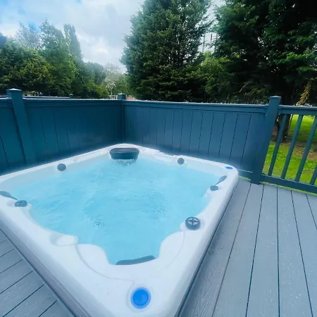 Дом отдыха Pine With Hot Tub