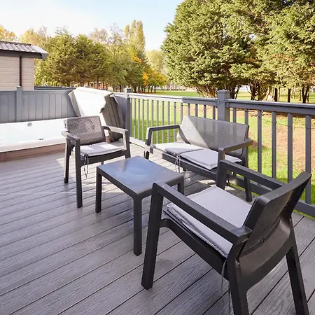 Pine With Hot Tub Holiday home *