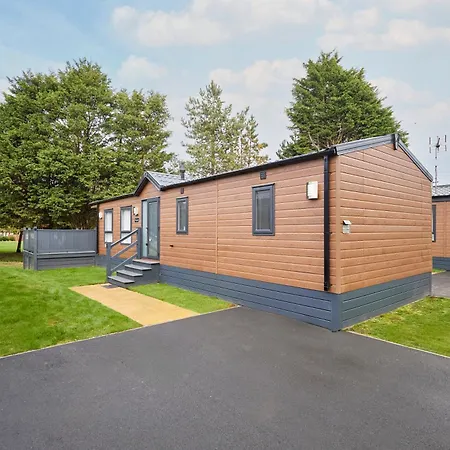 Pine With Hot Tub 约克