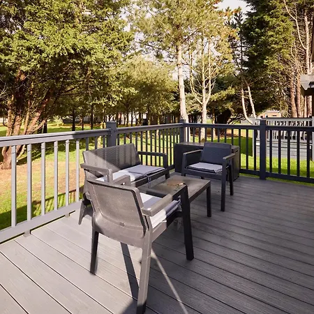 Pine With Hot Tub Holiday home York