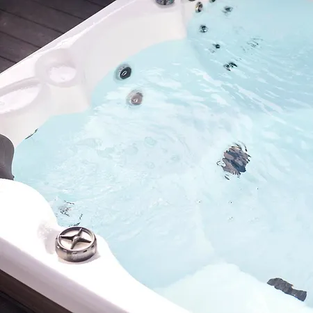 Semesterbostad Pine With Hot Tub *