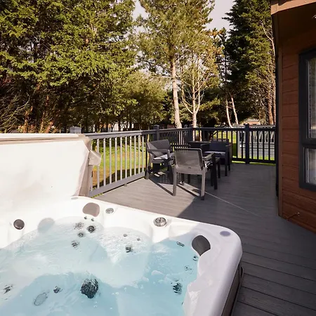Pine With Hot Tub Semesterbostad