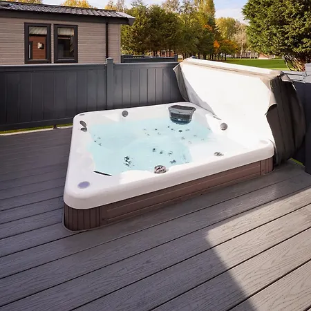 Pine With Hot Tub *